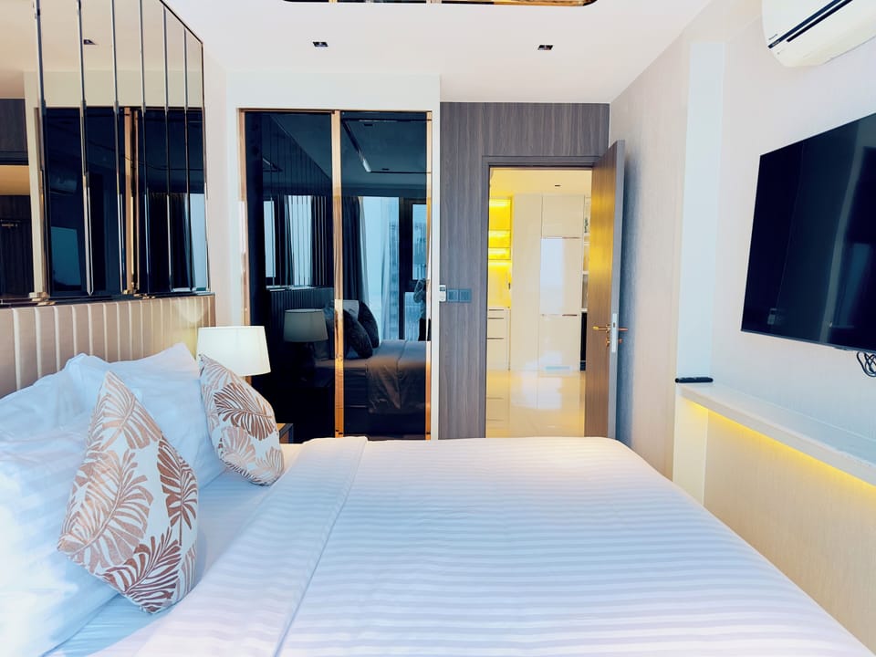 Sapphire Room | Egyptian cotton sheets, premium bedding, Select Comfort beds