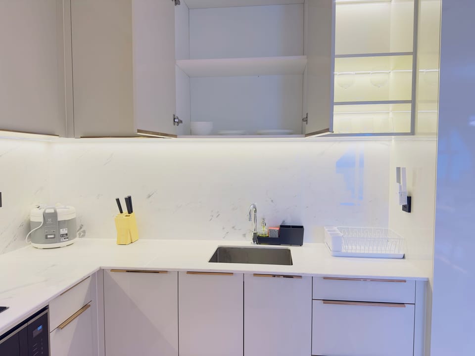 Emerald Room | Private kitchen | Fridge, microwave, stovetop, espresso maker