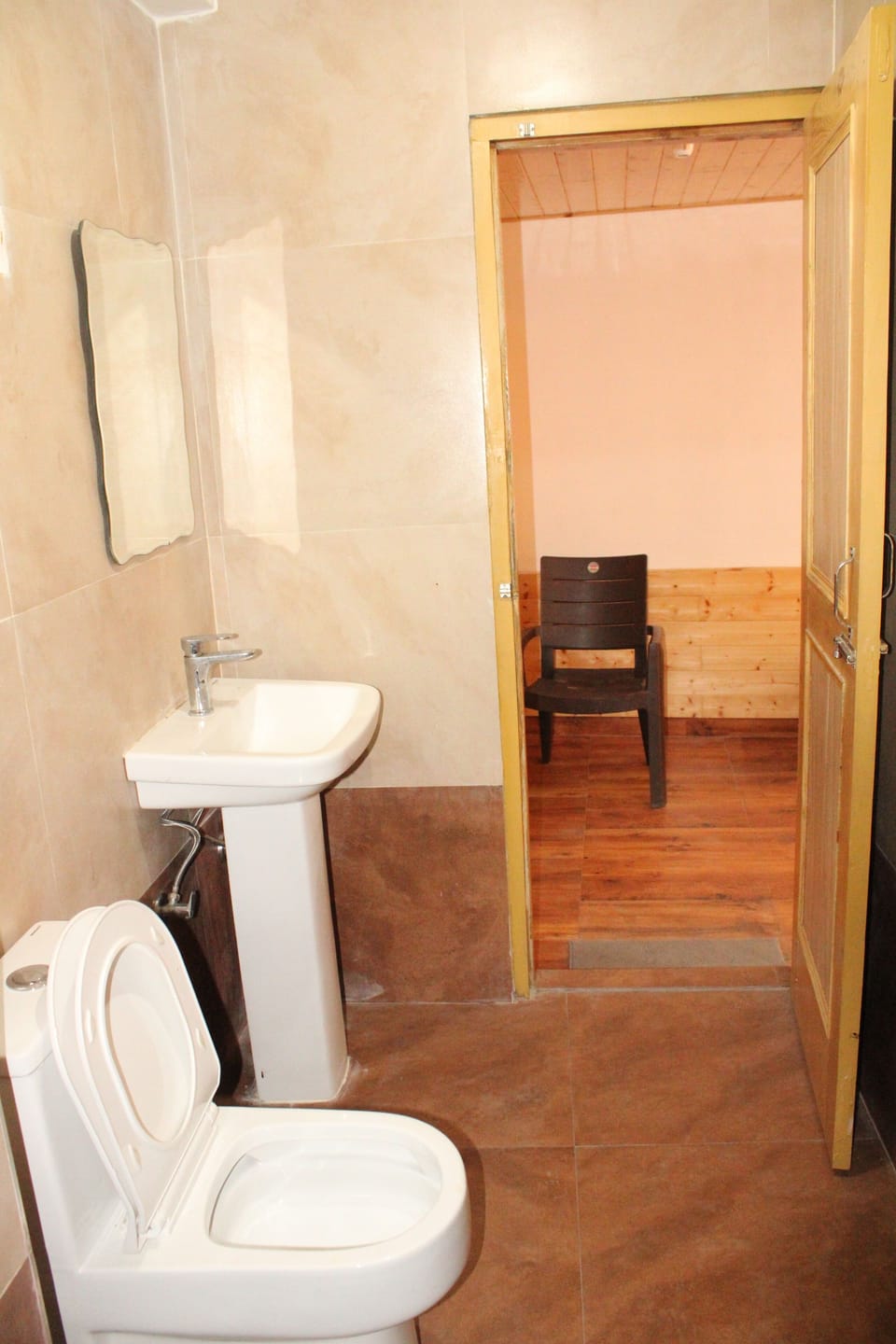 Deluxe Double Room, 1 Bedroom | Bathroom | Free toiletries, soap, shampoo, toilet paper