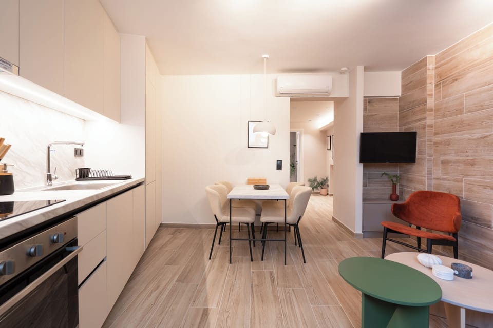 City Apartment, 1 Bedroom, Non Smoking, Kitchen | Dining room