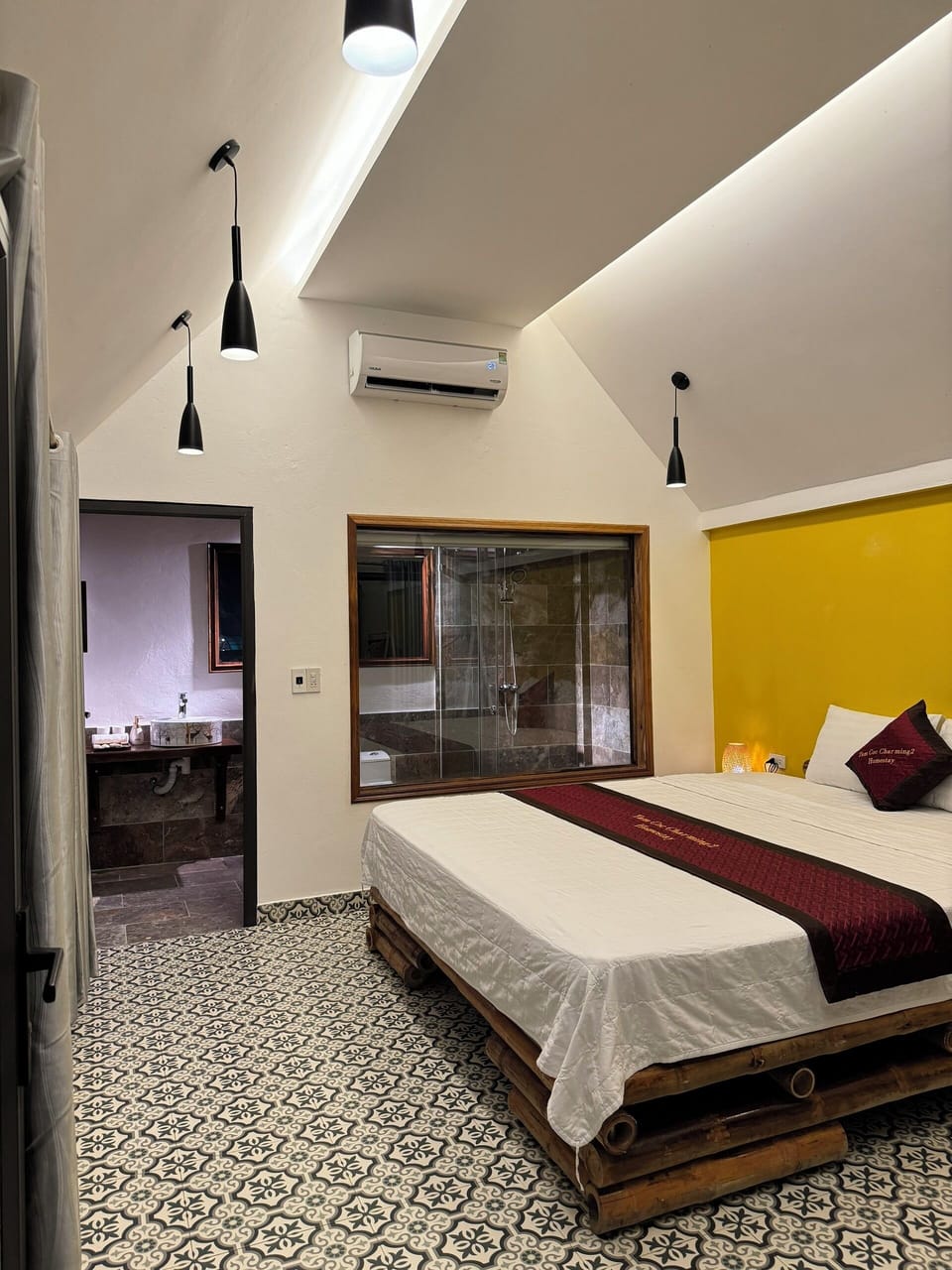Pillowtop beds, minibar, free WiFi, bed sheets