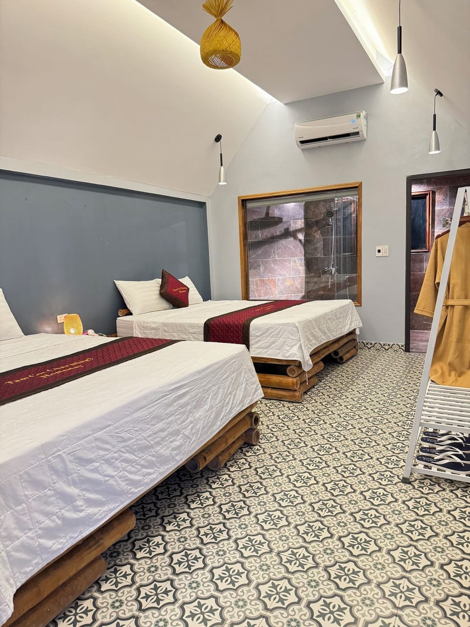 Pillowtop beds, minibar, free WiFi, bed sheets