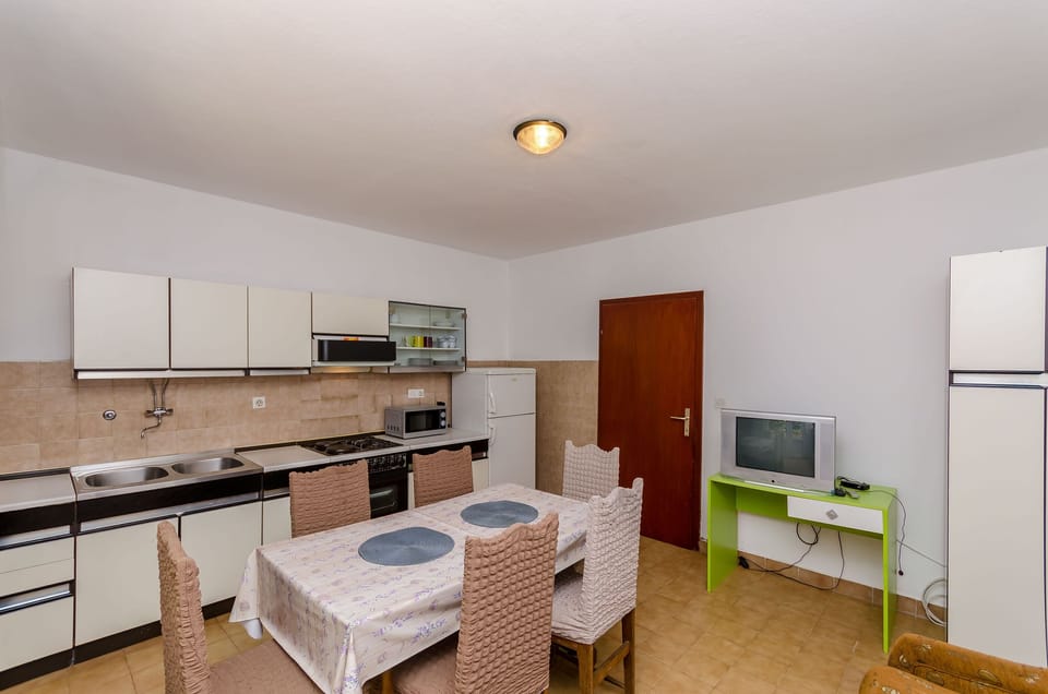 Apartment (A1) | Private kitchen | Fridge, microwave, oven, stovetop
