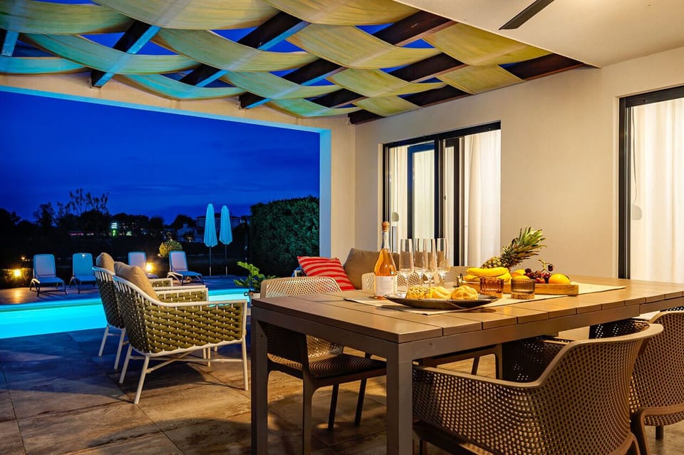 Villa | Outdoor dining