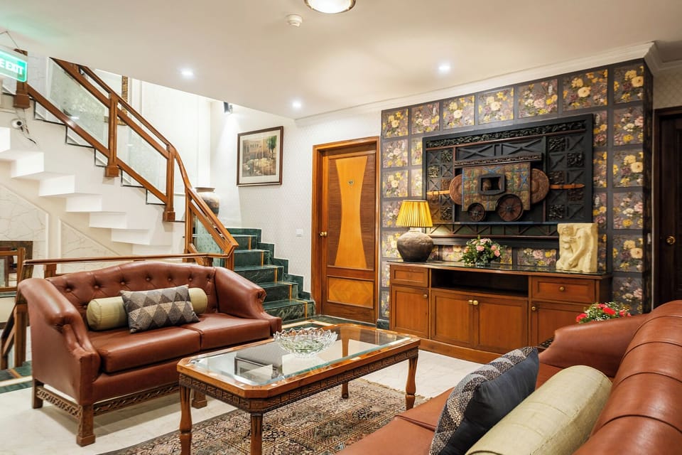 Luxury Studio Suite, City View | Living area