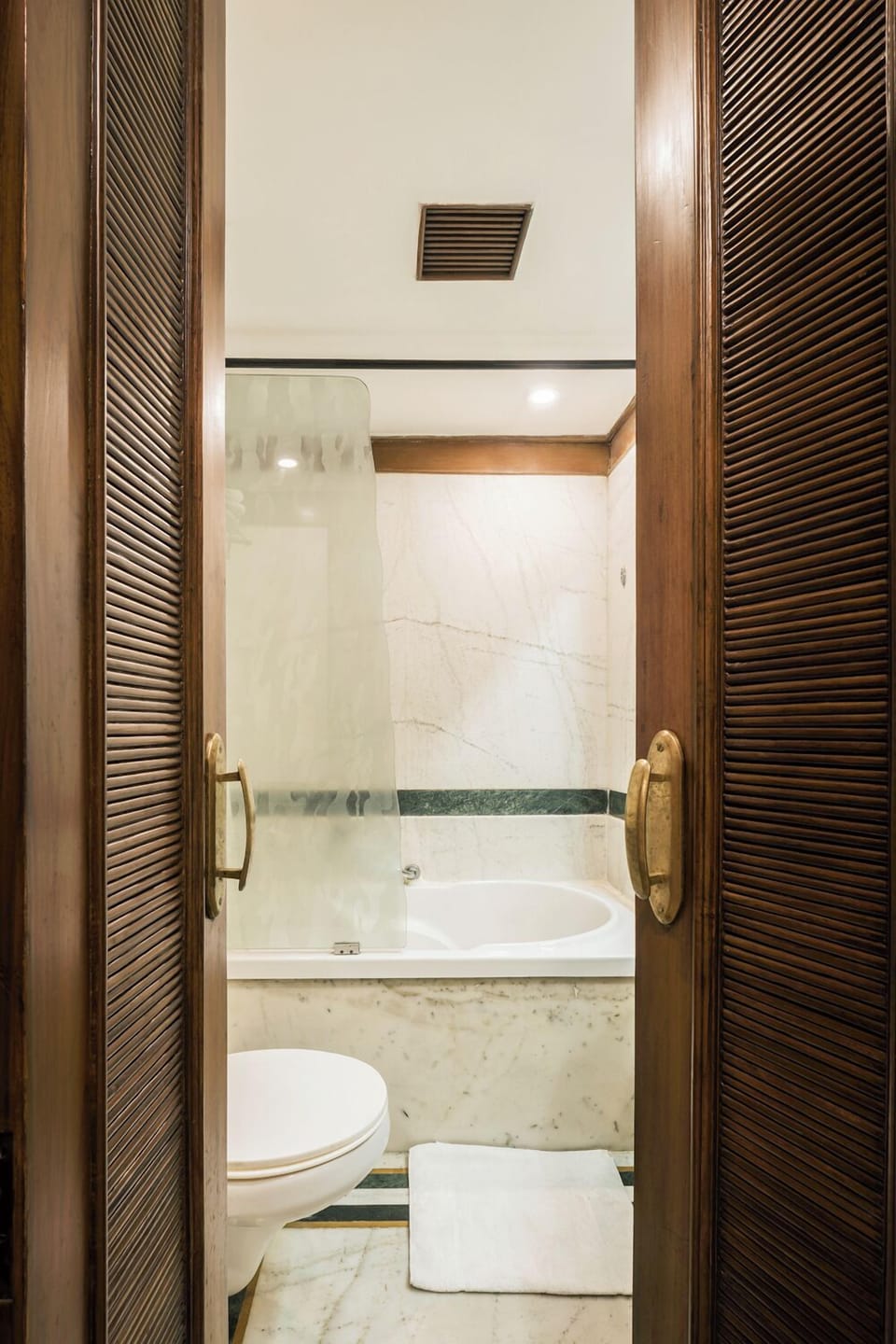 Luxury Studio Suite, City View | Bathroom | Shower, soap, shampoo, toilet paper