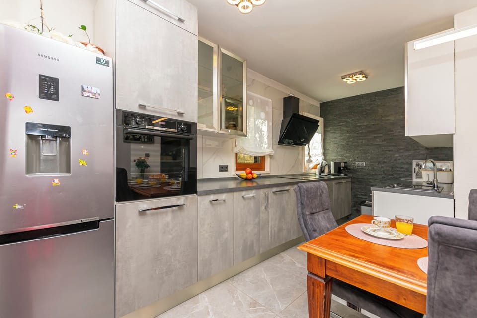 Apartment (A1) | Private kitchen | Fridge, oven, stovetop, dishwasher