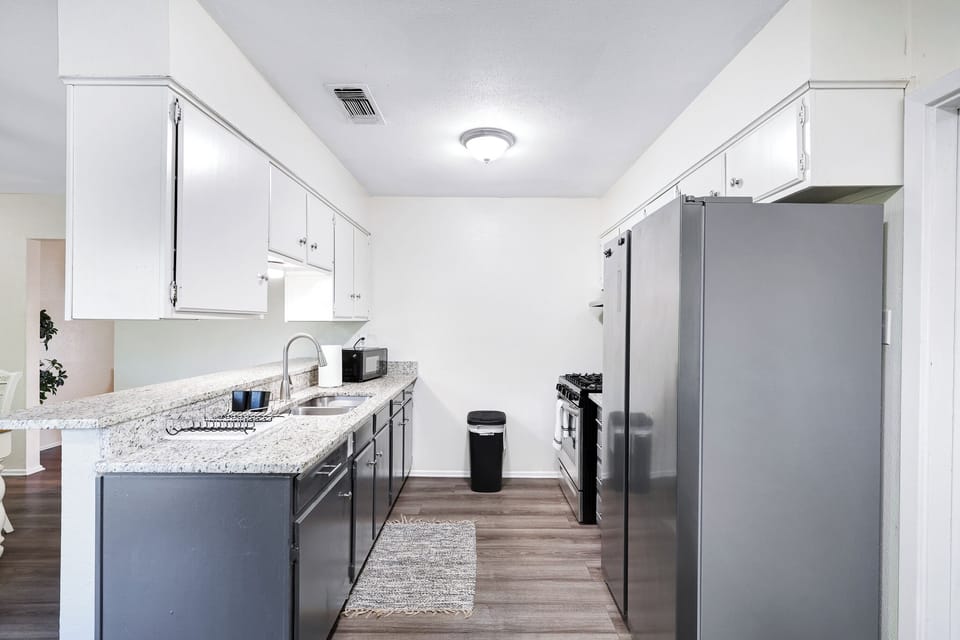 Fully equipped kitchen with high quality granite countertops.