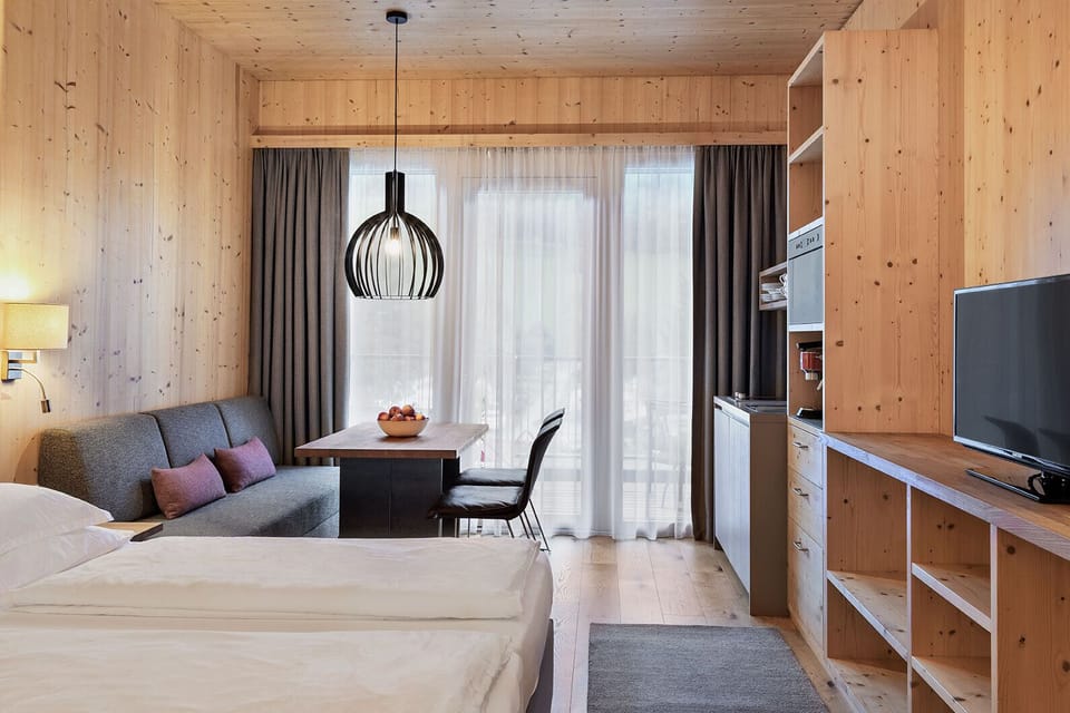 Apartment, Kitchenette (Ahornspitz / add. Final Cleaning Fee 25 EUR) | Premium bedding, in-room safe, desk, cribs (free)