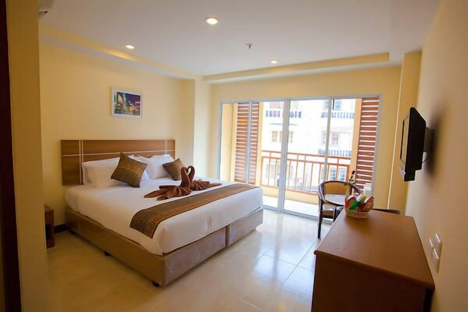 Minibar, in-room safe, desk, free WiFi
