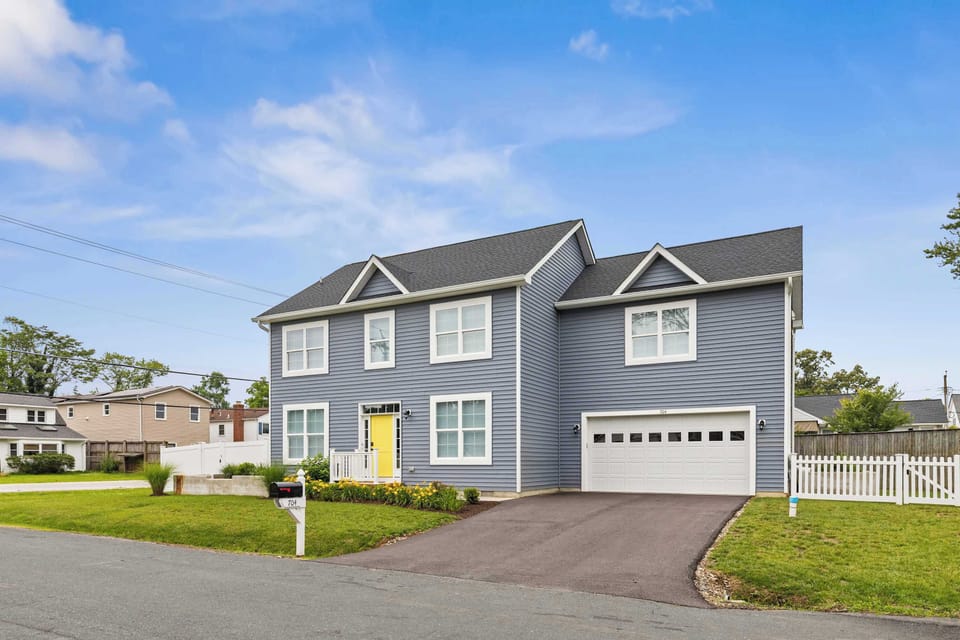 Large driveway with plenty of parking space