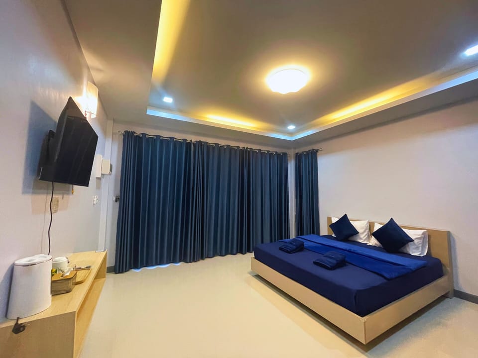 Single Room, 1 King Bed | Laptop workspace, WiFi (free)