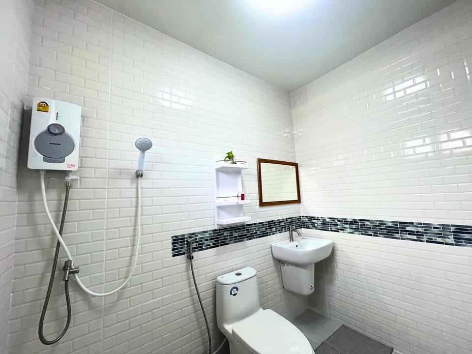 Deluxe Double Room, 2 Twin Beds | Bathroom | Shower, towels, soap, shampoo