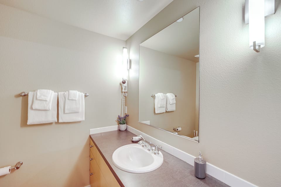 Walk to the Lake: Chelan Condo w/ Mtn Views! Apartment in Chelan (In Town)