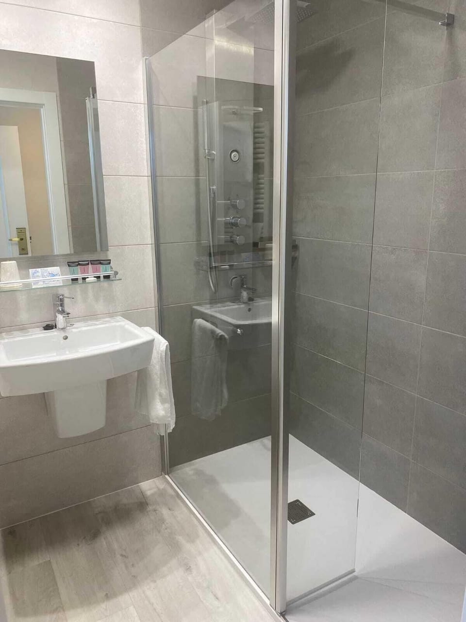 Hydromassage showerhead, hair dryer, towels, soap