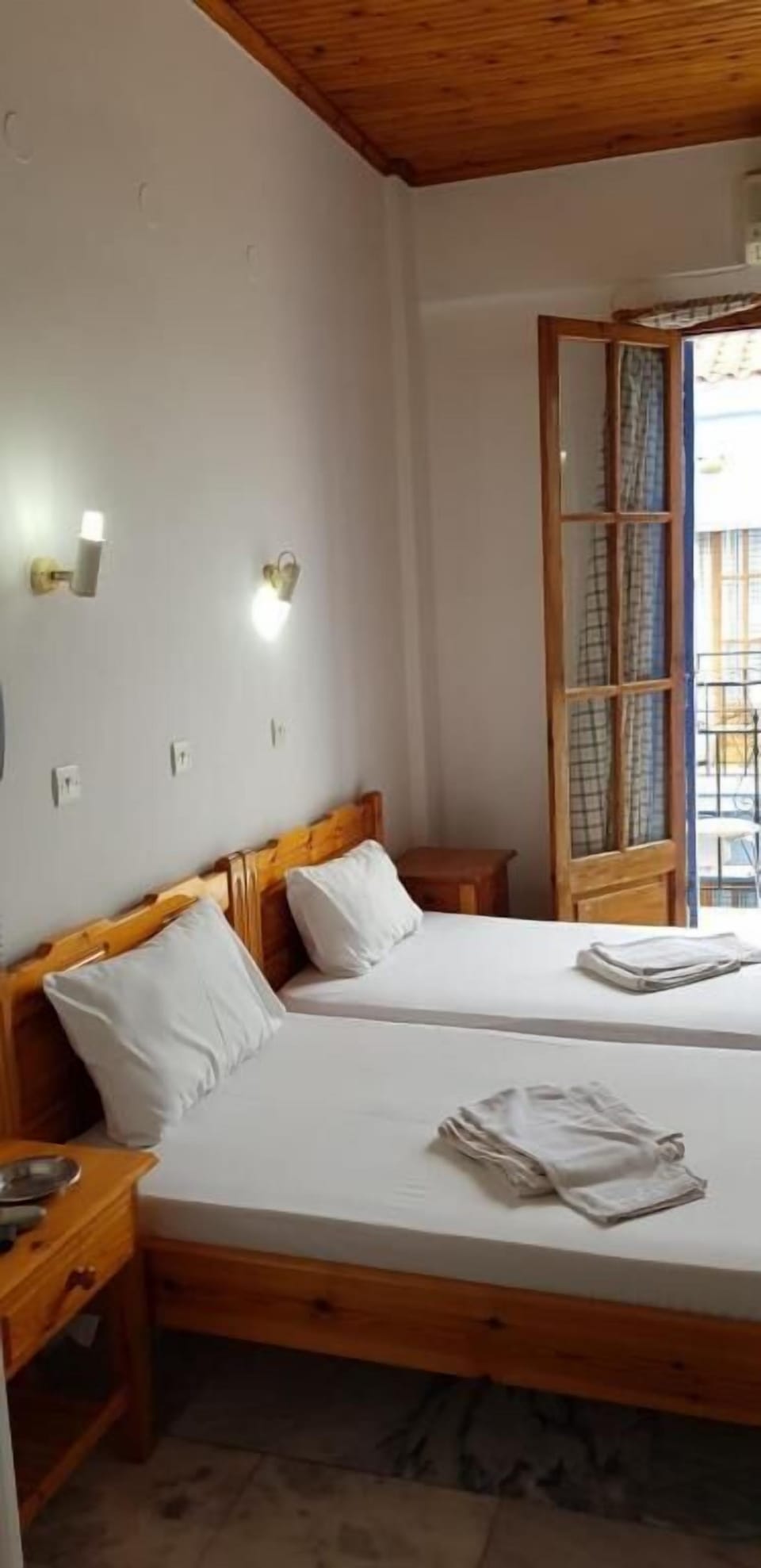 Free WiFi, bed sheets