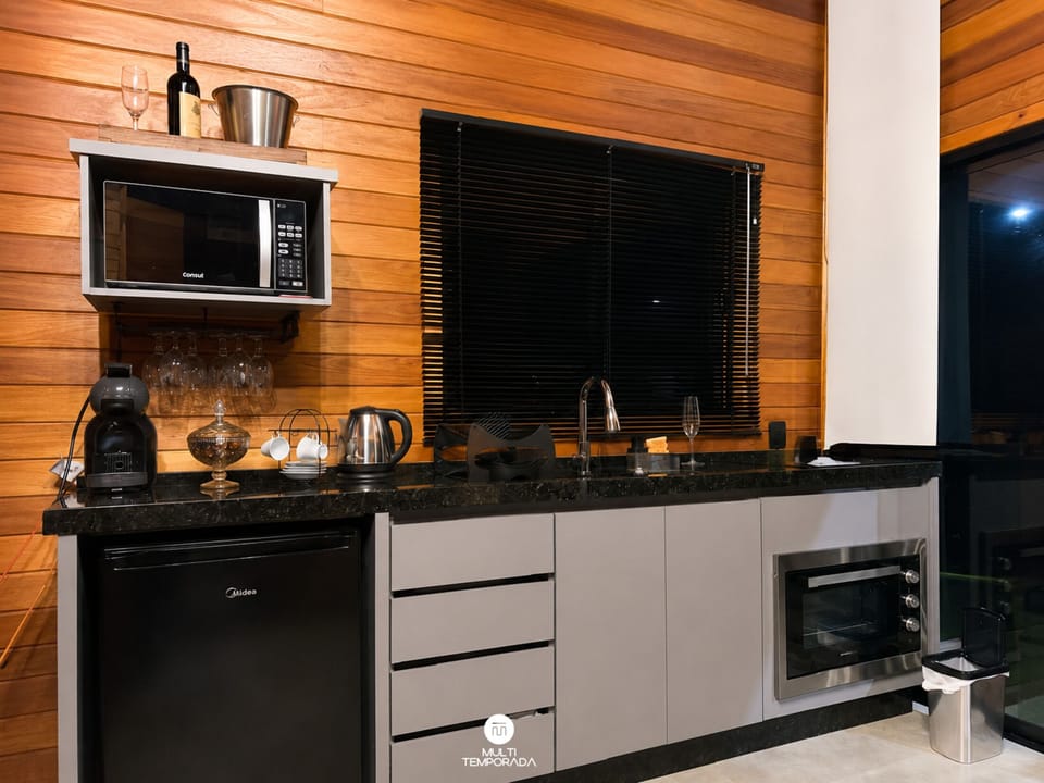 Cabana Bad Wolf com Jacuzzi - Rancho Queimado | Private kitchen | Fridge, electric kettle, toaster oven, cookware/dishes/utensils