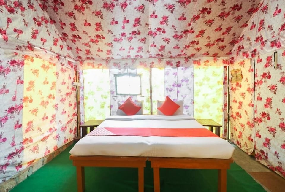 Luxury Cottage, Lake View | Desk, free WiFi