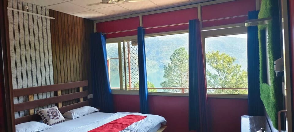 Luxury Cottage, Lake View | Desk, free WiFi