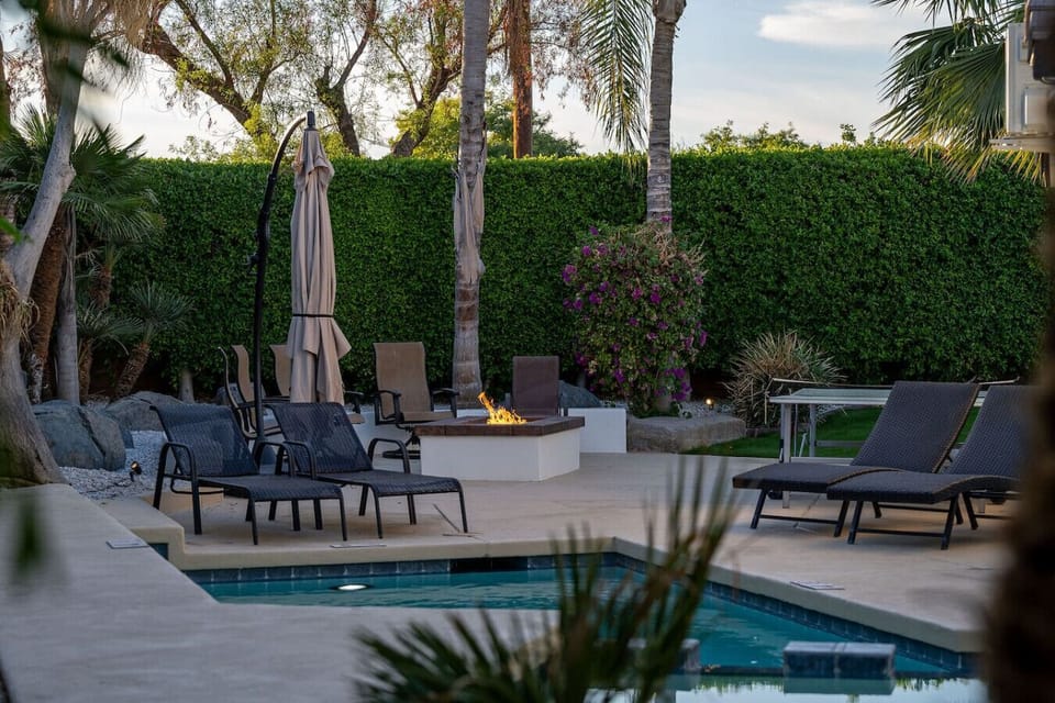 Backyard: pool & spa, natural gas grill, lattice pergola with natural gas grill, sun loungers, ping pong table