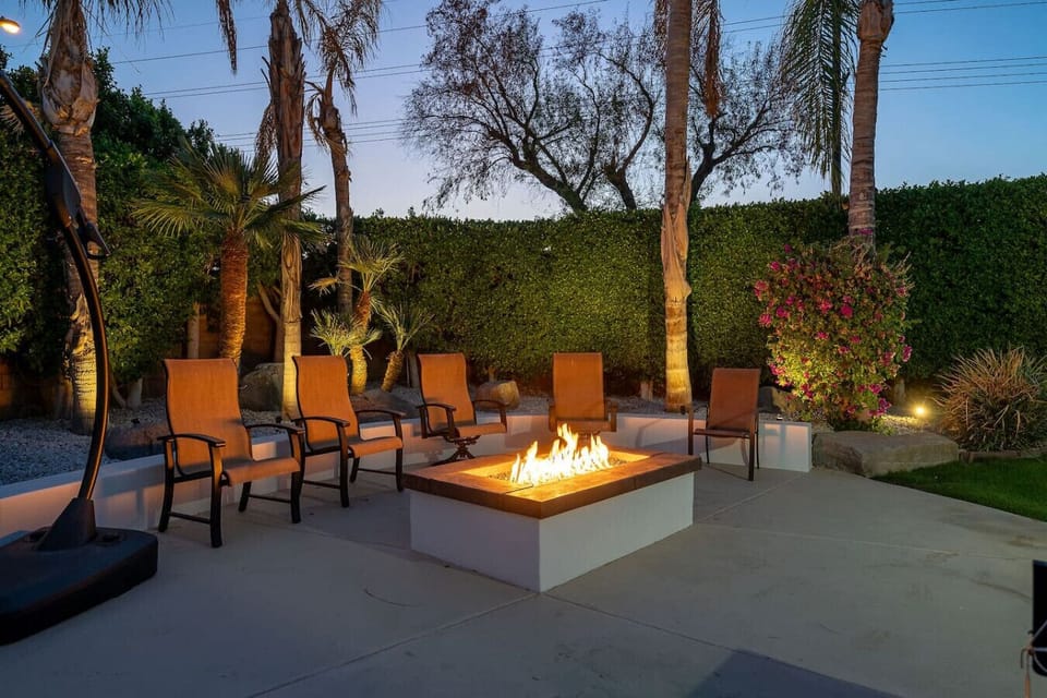 Backyard: pool & spa, natural gas grill, lattice pergola with natural gas grill, sun loungers, ping pong table