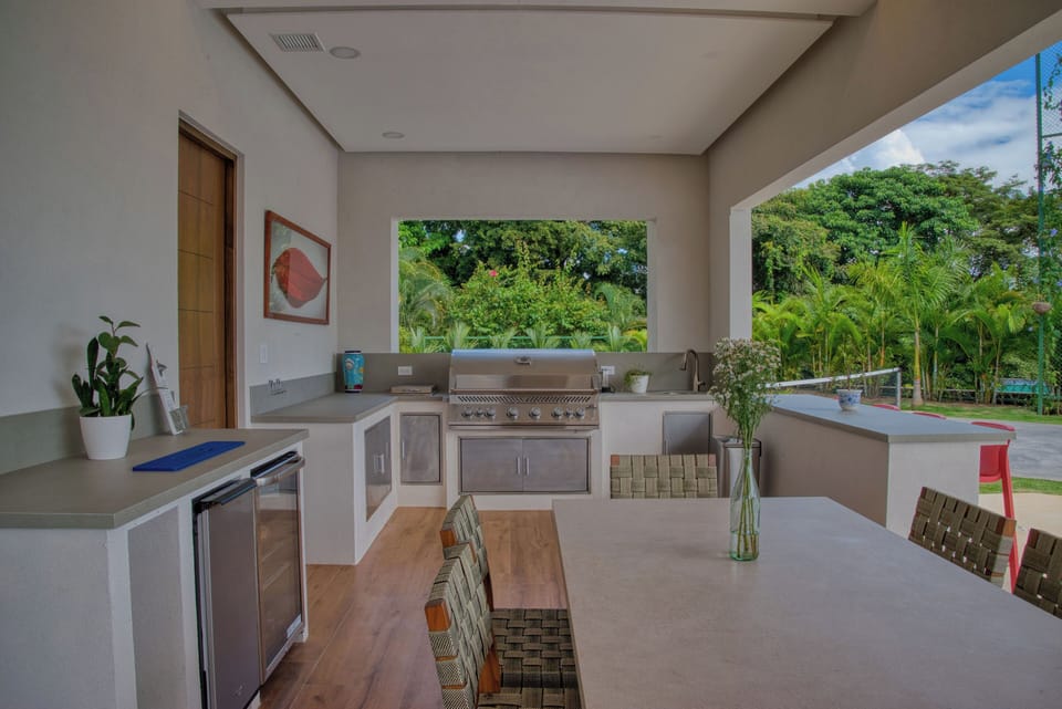 Outdoor Kitchen and Al Fresco Dining Area