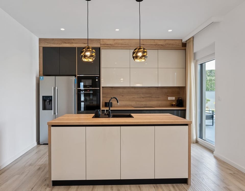 An impressive kitchen that comes fully equipped for all your cooking needs.