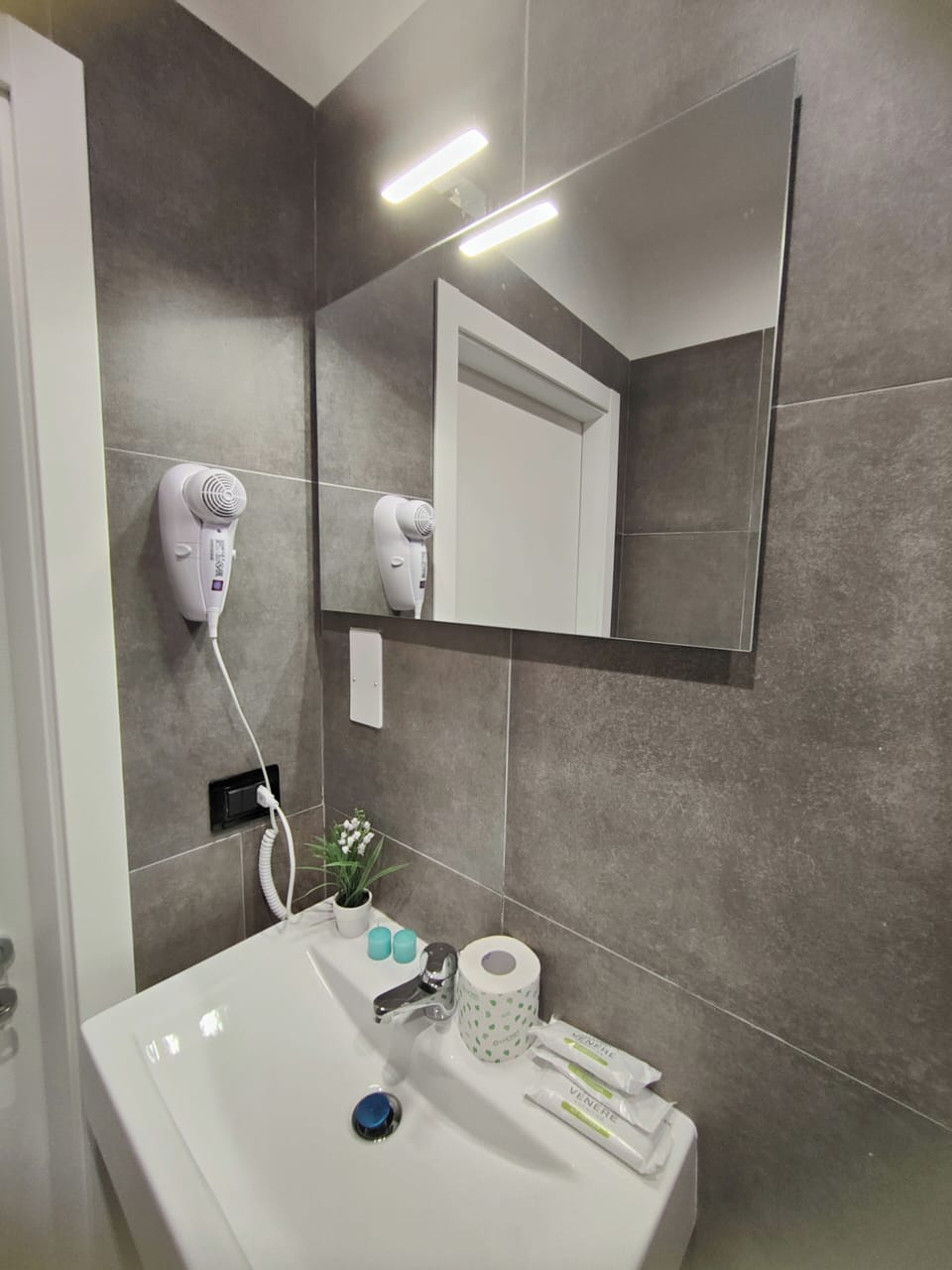 Comfort Triple Room | Bathroom | Shower, free toiletries, hair dryer, bathrobes