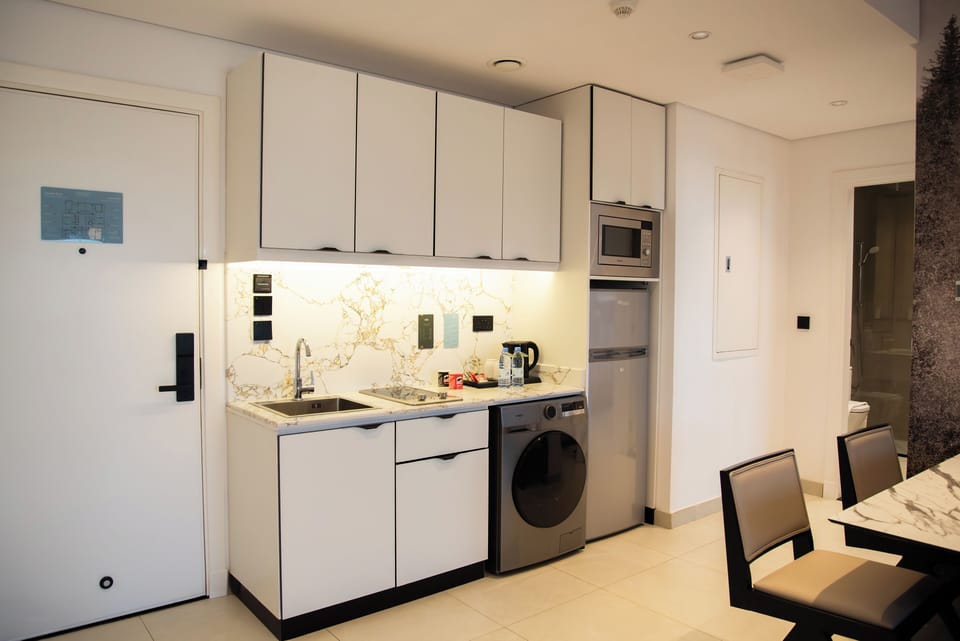 Suite, Balcony | Private kitchen | Mini-fridge