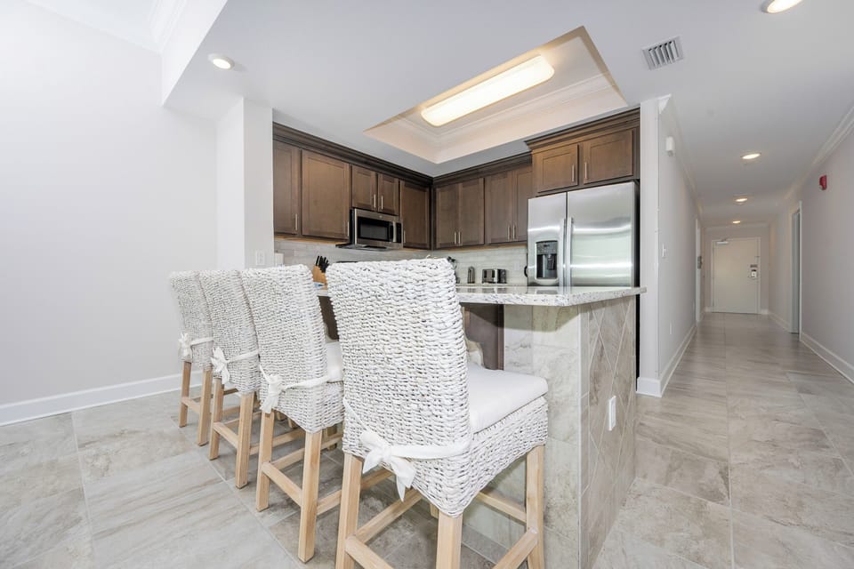 Wake up with morning coffee at the breakfast bar and get ready for a beach day in this stylish space