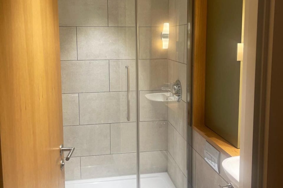 Shower, towels