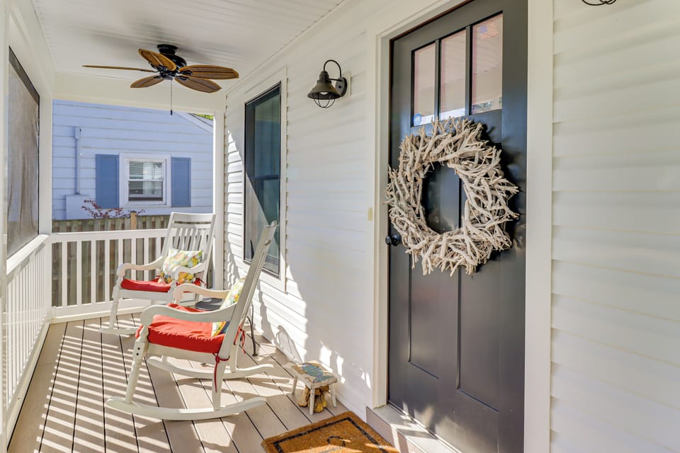 Screened Front Porch | Single-Story Home