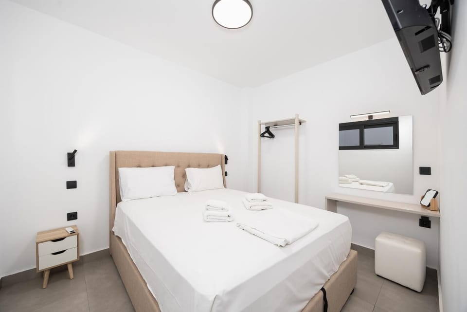 Double bedroom with en suite bathroom and A/C