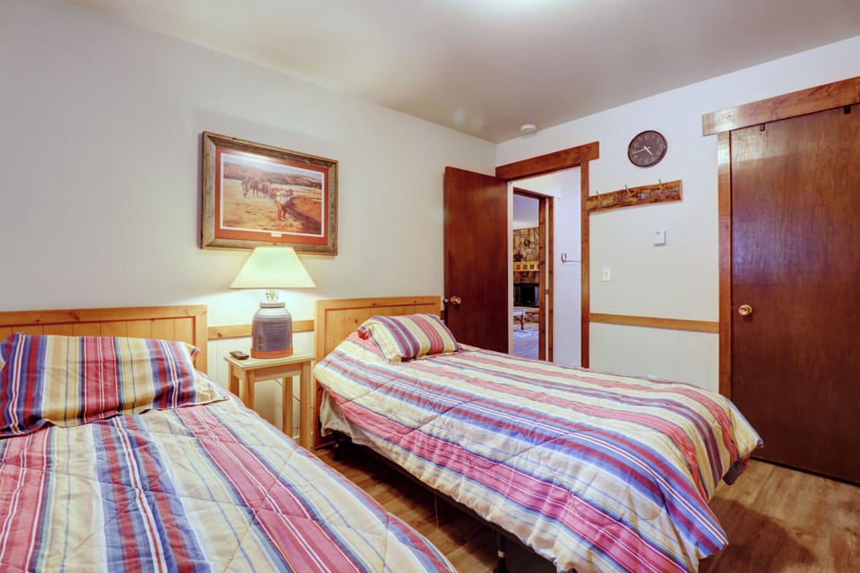 Cozy twin bedroom