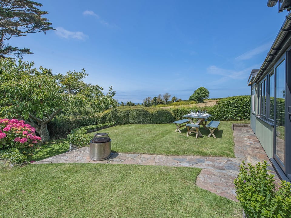 Sitting-out-area | Tara, Kingsbridge