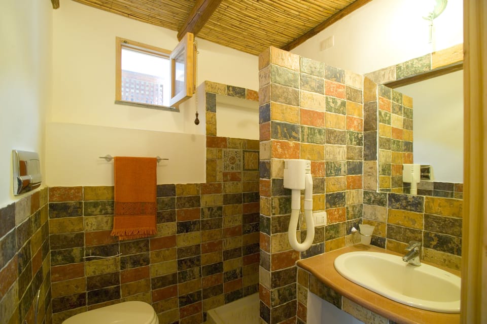 Two Bedrooms Apartment | Bathroom | Free toiletries, hair dryer, towels