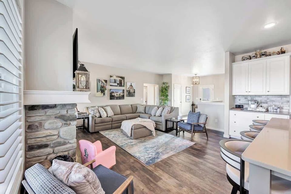 Living room and seating area for 6 to 8 people