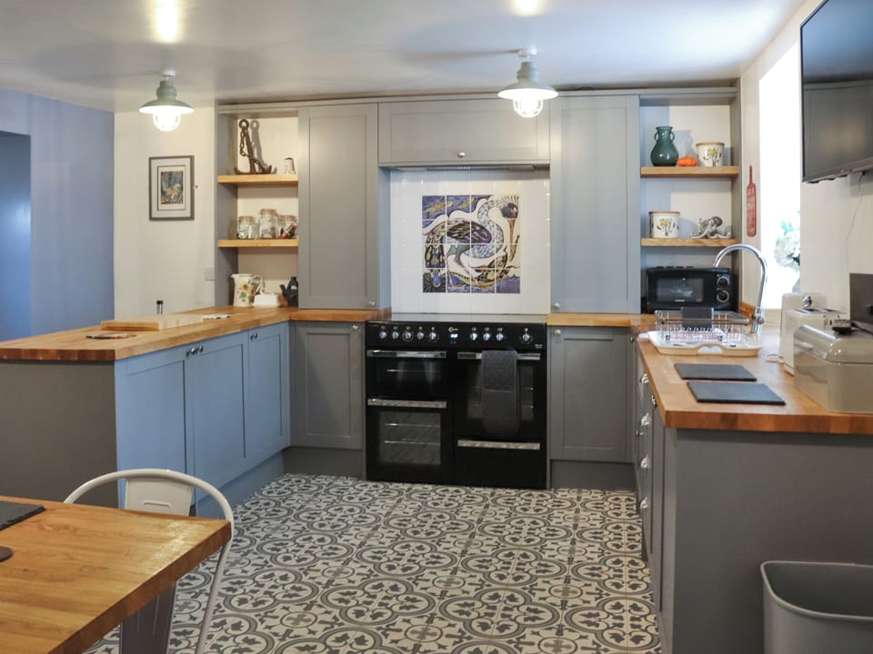 Kitchen/diner | The White Anchor - White Cottages, Newborough 