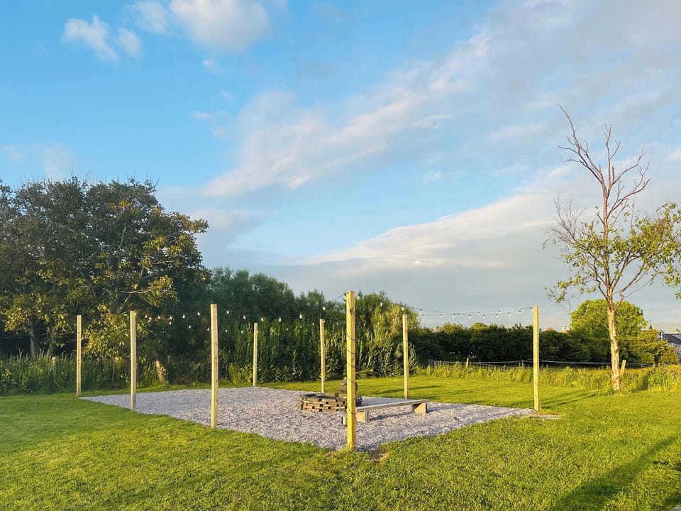 Communal seasonal BBQ & Firepit area | The White Anchor - White Cottages, Newborough 