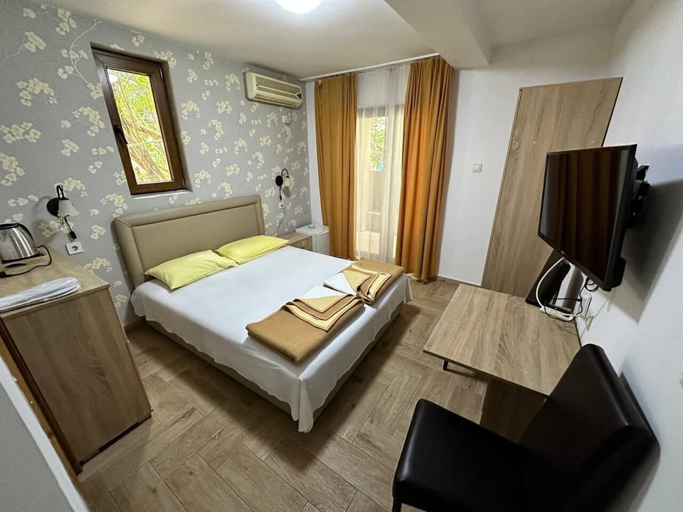 Standard Room, 1 Double Bed | Laptop workspace, soundproofing, free WiFi