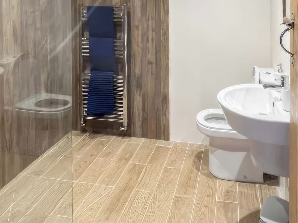 Bathroom | Stewards Bothy - East Learmouth Farmstays, Berwick-upon-Tweed