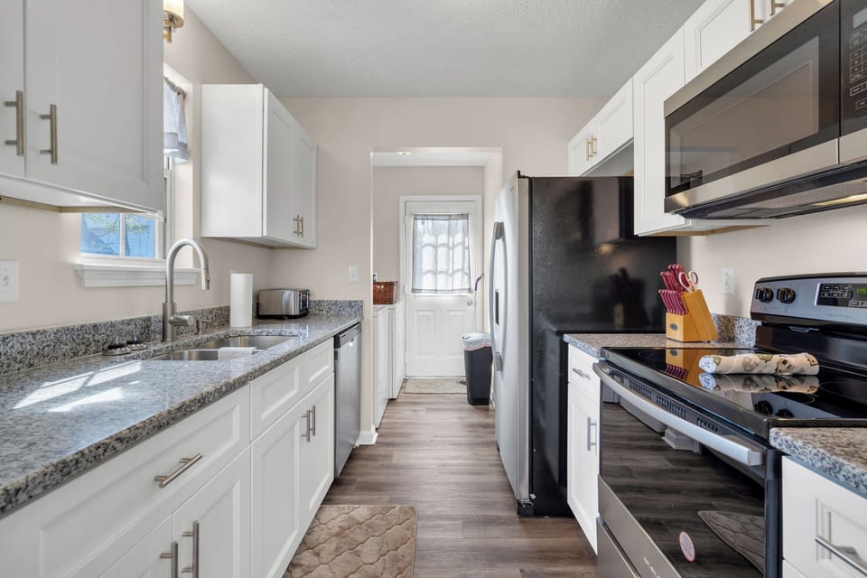 We offer solutions for everyone. We have mid term, short term and even long term rates available. Don't sacrifice amenities to save a buck or two. Book with us and get the best of both worlds. Find out why we've been highly rated by work groups.