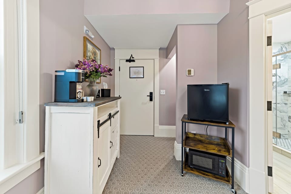 Room, 1 Queen Bed | In-room dining