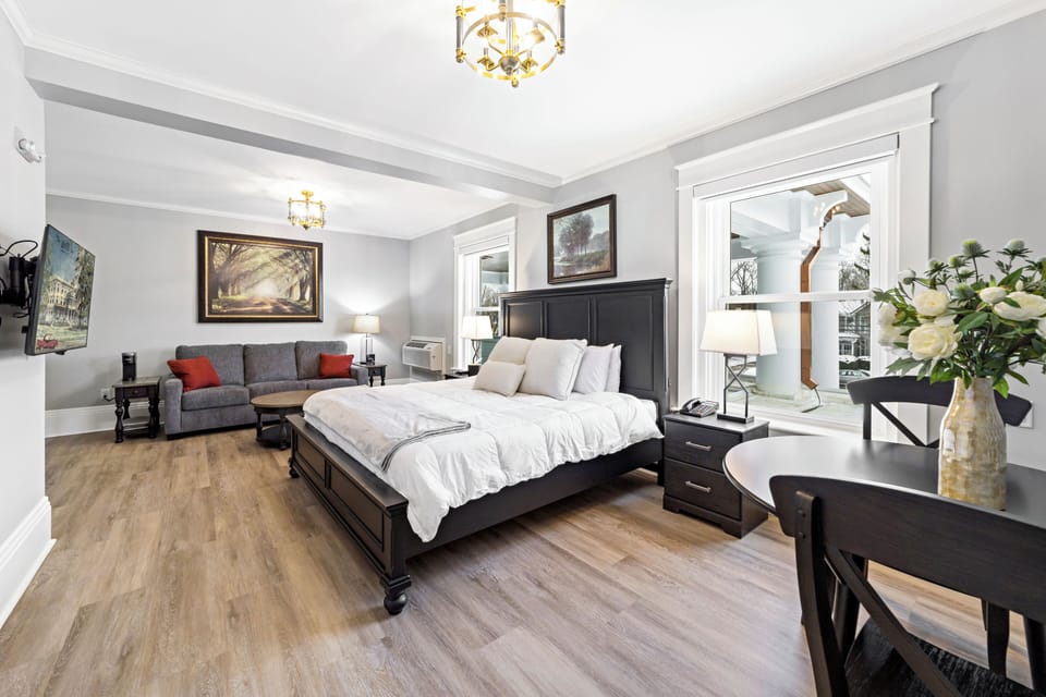 Suite, 1 King Bed with Sofa bed, Mobility Accessible | Laptop workspace, free WiFi