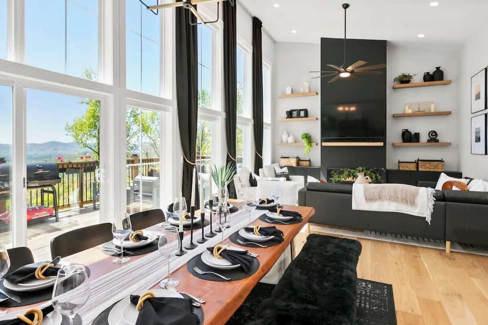 Dine with a view! This elegant dining area offers panoramic mountain vistas and seamlessly connects to the living space. Perfect for memorable meals and gatherings.