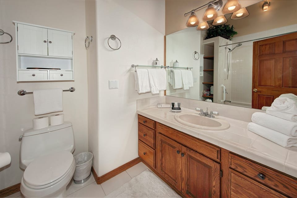 Full, shared bathroom in the upstairs hallway.