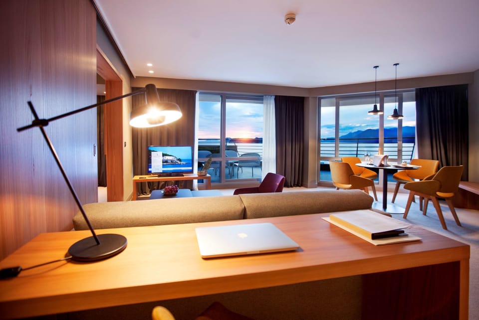Deluxe Suite | Minibar, in-room safe, desk, laptop workspace
