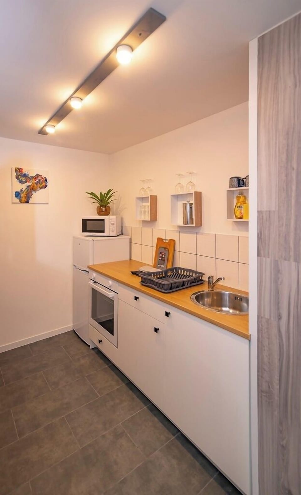 Fully Equipped Kitchen. Fridge Freezer, Oven, Microwave, Electric Hob, Toaster, Kettle, Cafetiere, Wine Glasses, Mugs, Cups, Glasses, Plates, Bowls etc