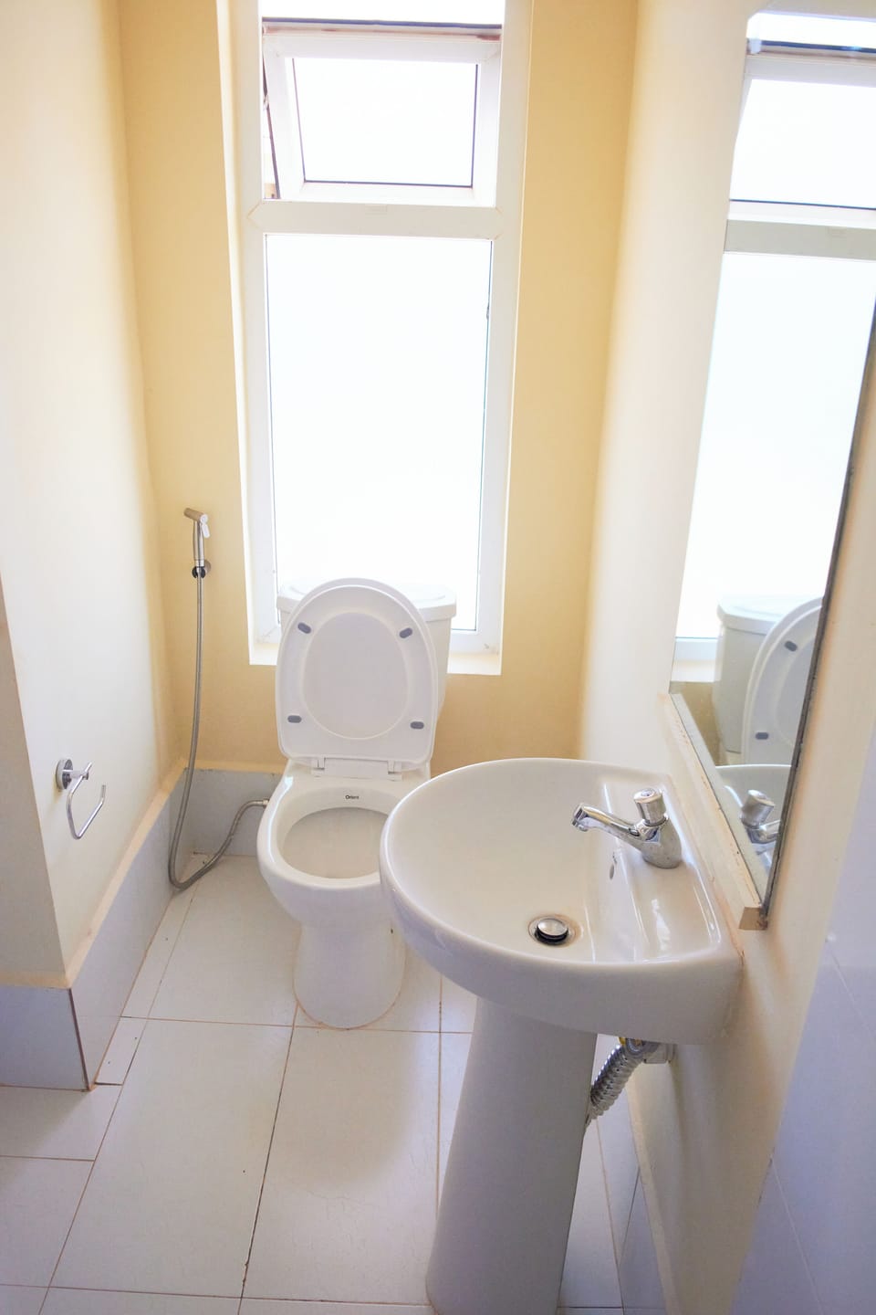 Basic Single Room | Bathroom | Shower, rainfall showerhead, towels, toilet paper