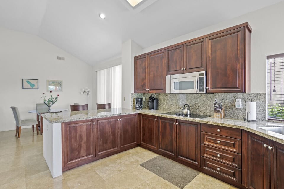 Spacious kitchen w/ wood cabinetry, granite counters & stainless appliances